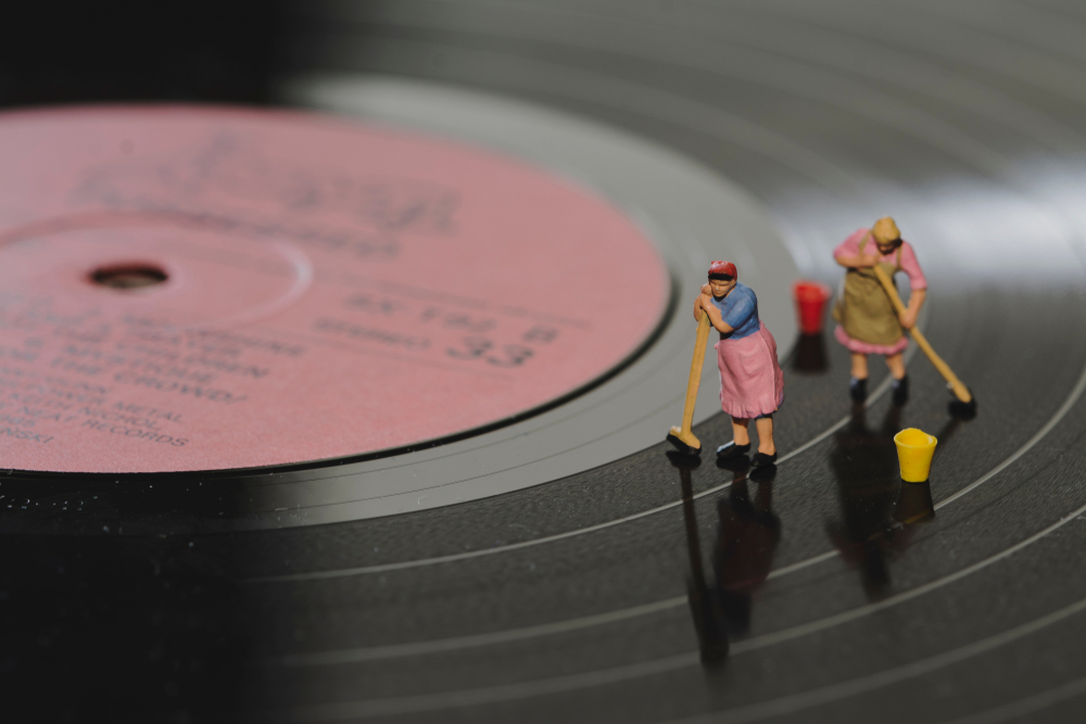 Figures of two women cleaning microgrooves of the vinyl. Showing the concept of cleaning a vinyl - Electronic repair store